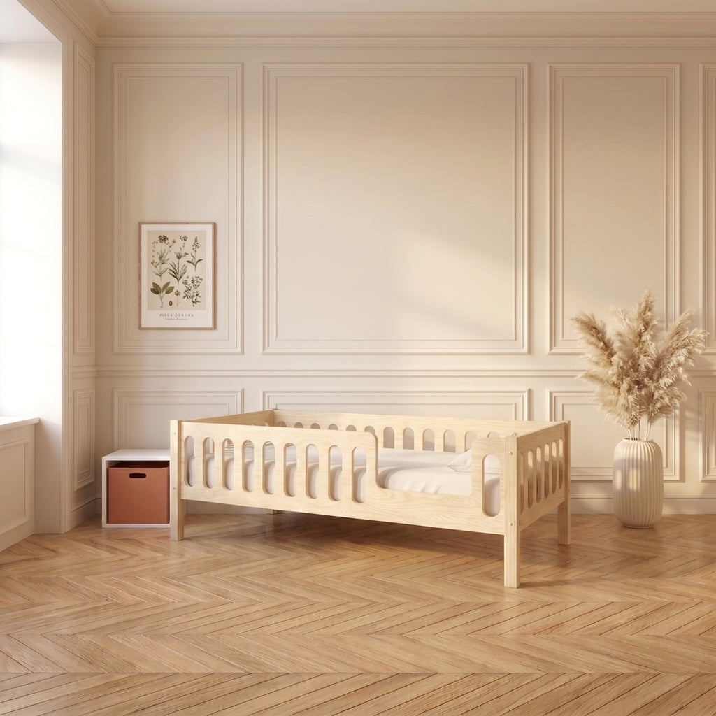 Lit au sol TAO installé dans une chambre d'enfant lumineuse