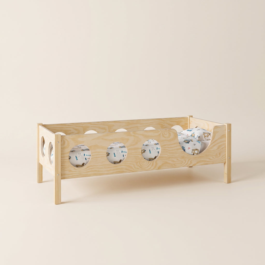 Lit au sol enfant Montessori ALBA – Barrières à hublots, bois massif