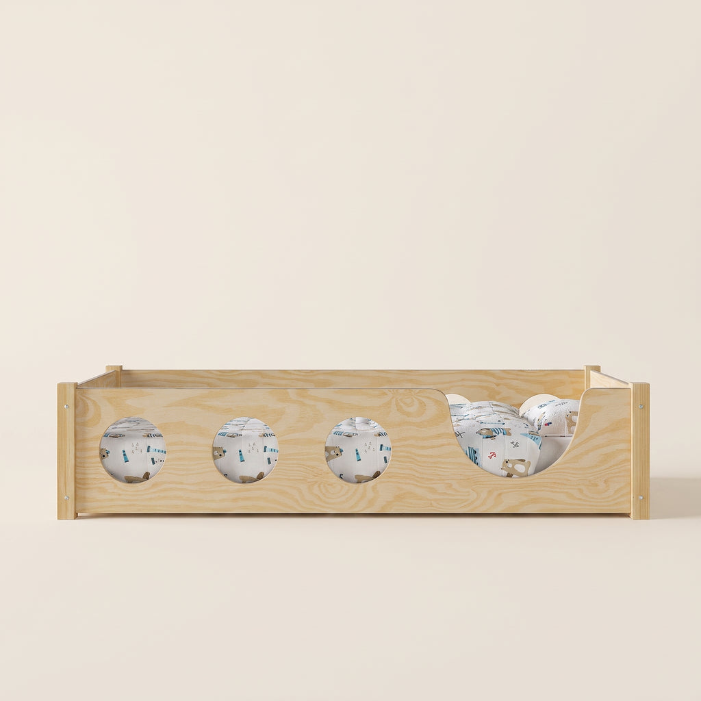 Lit au sol enfant Montessori ALBA – Barrières à hublots, bois massif