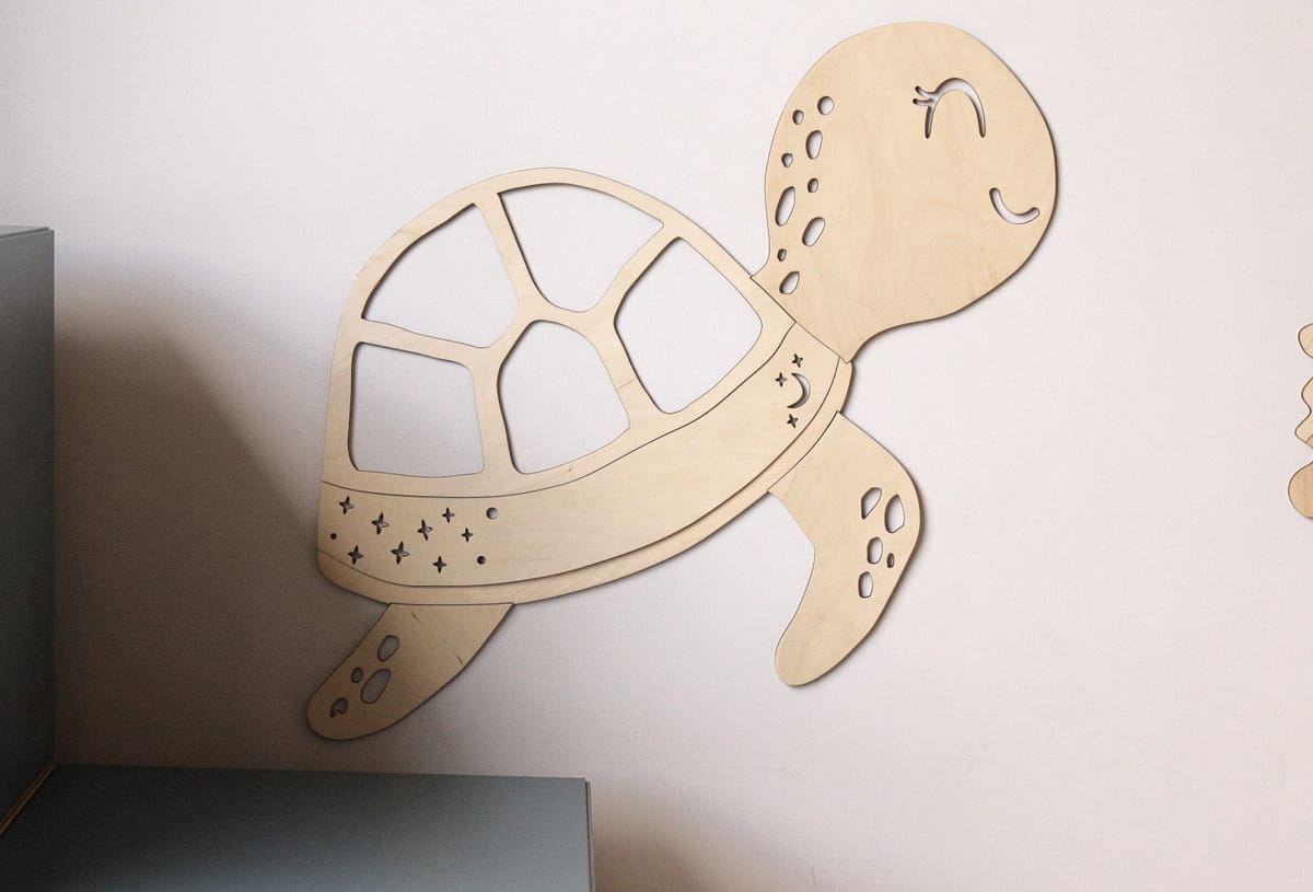 Décoration murale enfant tortue GALET – Bois naturel, 36 x 45 cm