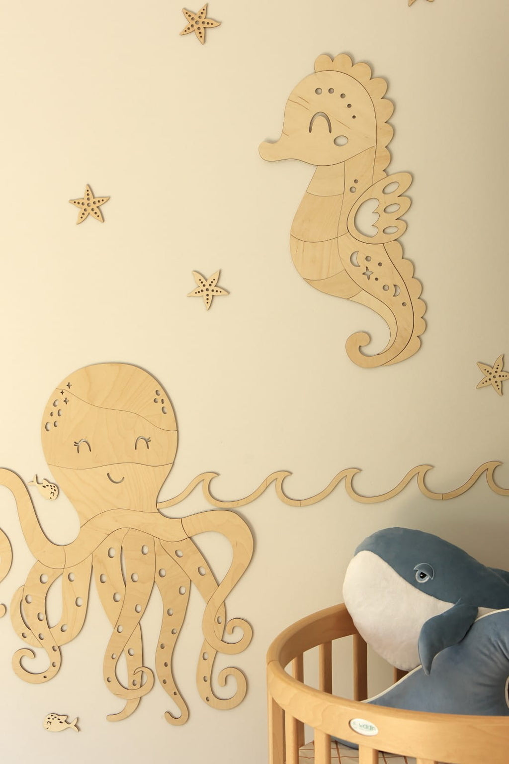 Décoration murale enfant hippocampe ALIZÉ – Bois naturel, 50 x 23 cm