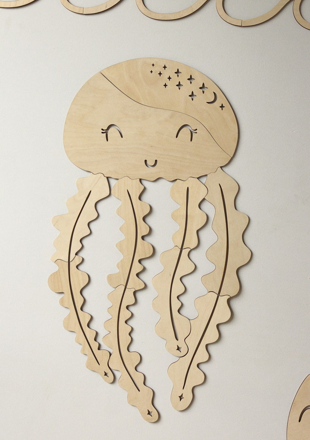 Décoration murale enfant méduse ONDINE – Bois naturel, 36 x 45 cm