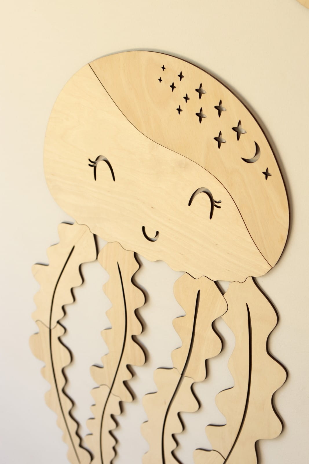 Décoration murale enfant méduse ONDINE – Bois naturel, 36 x 45 cm