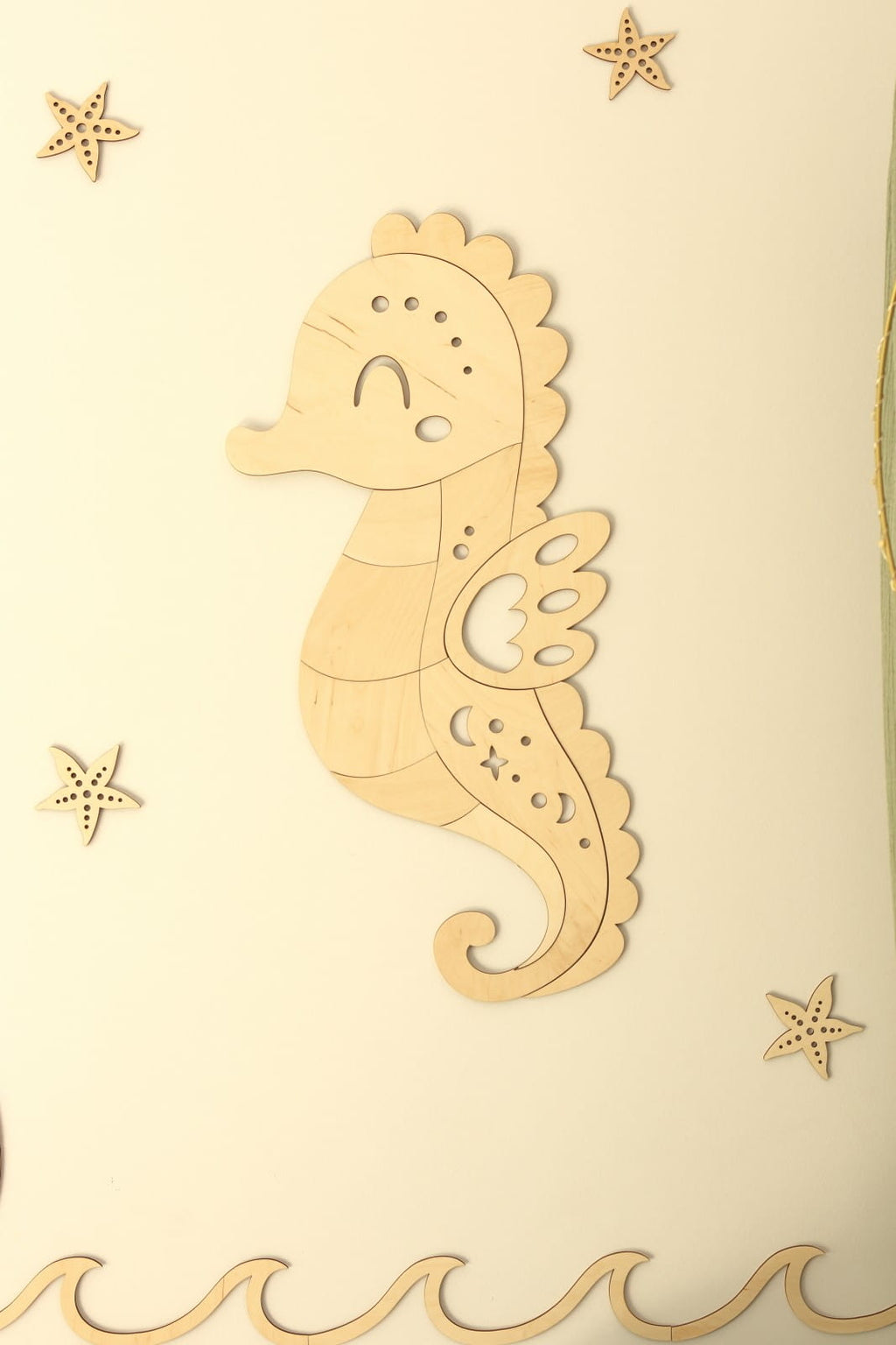 Décoration murale enfant hippocampe ALIZÉ – Bois naturel, 50 x 23 cm