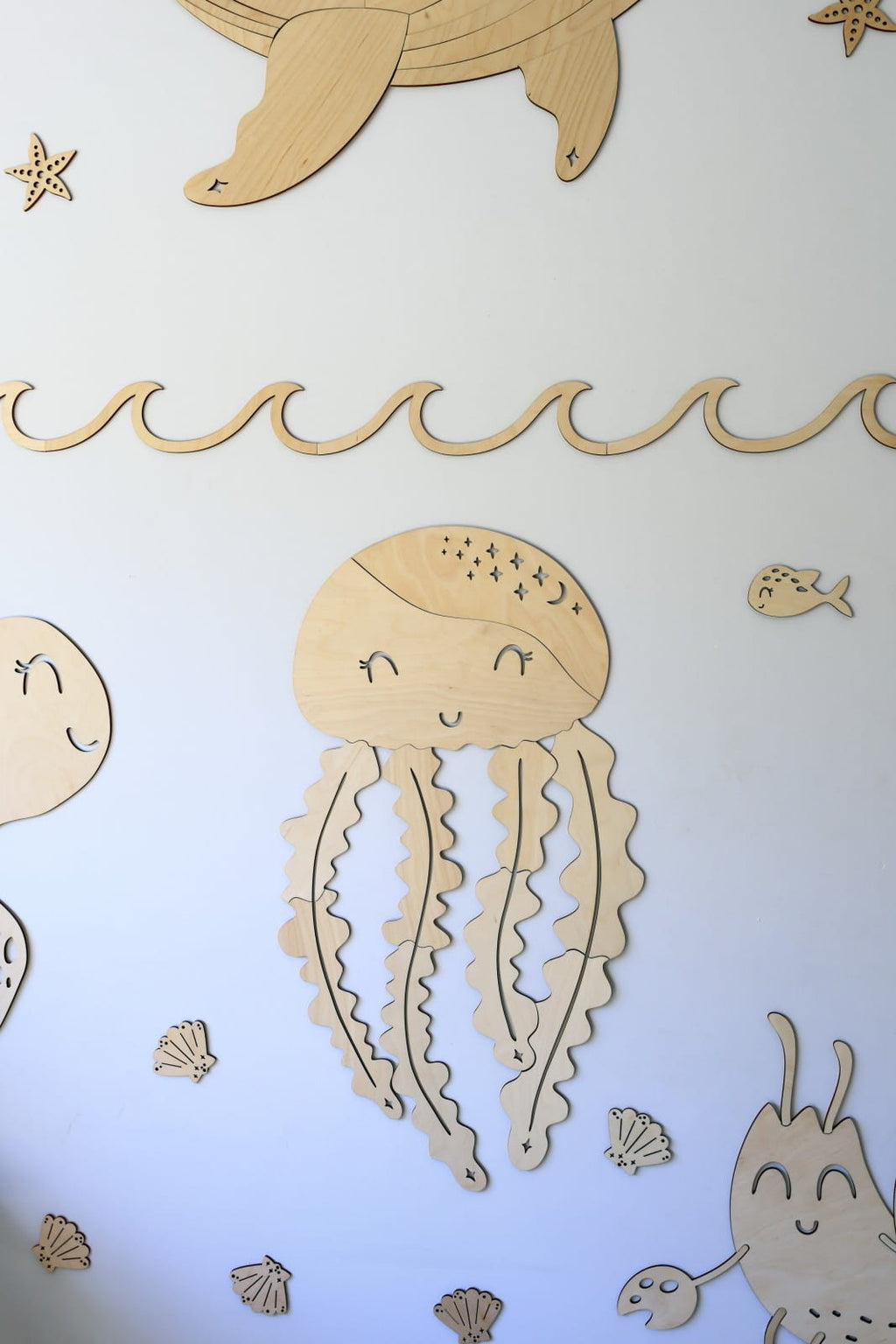 Décoration murale enfant méduse ONDINE – Bois naturel, 36 x 45 cm