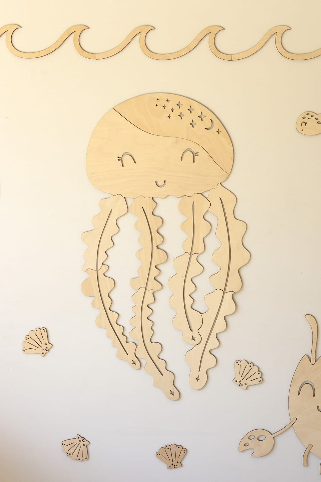 Décoration murale enfant méduse ONDINE – Bois naturel, 36 x 45 cm