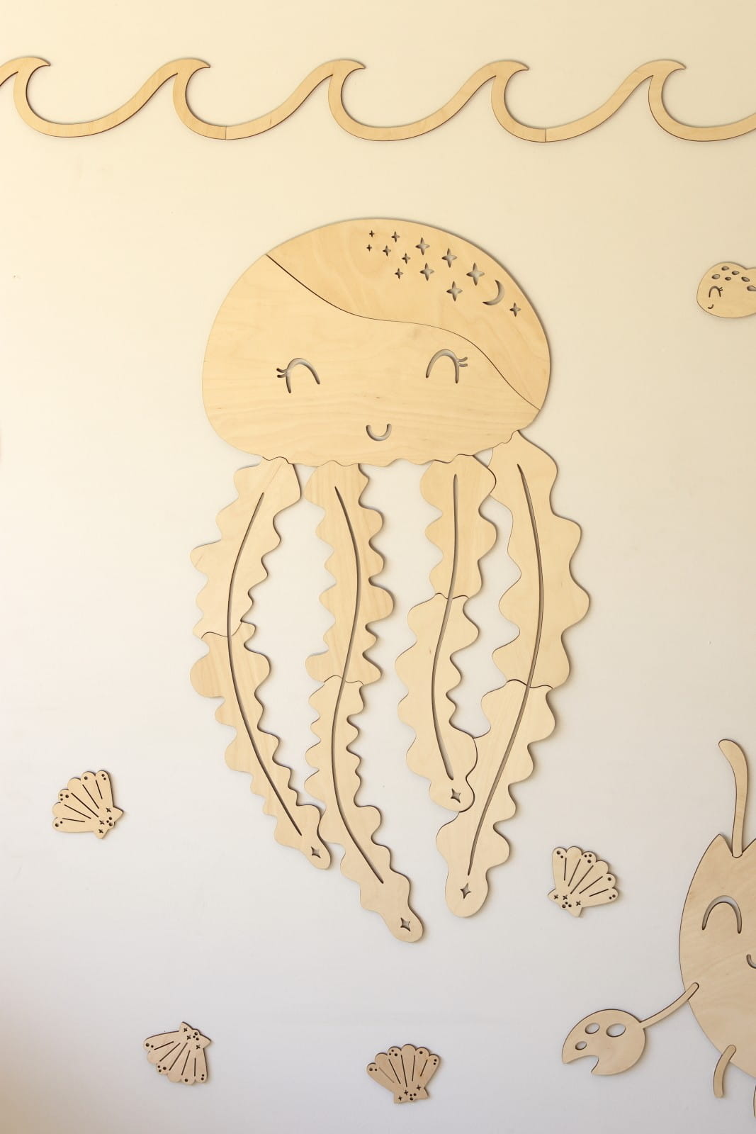 Décoration murale enfant méduse ONDINE – Bois naturel, 36 x 45 cm