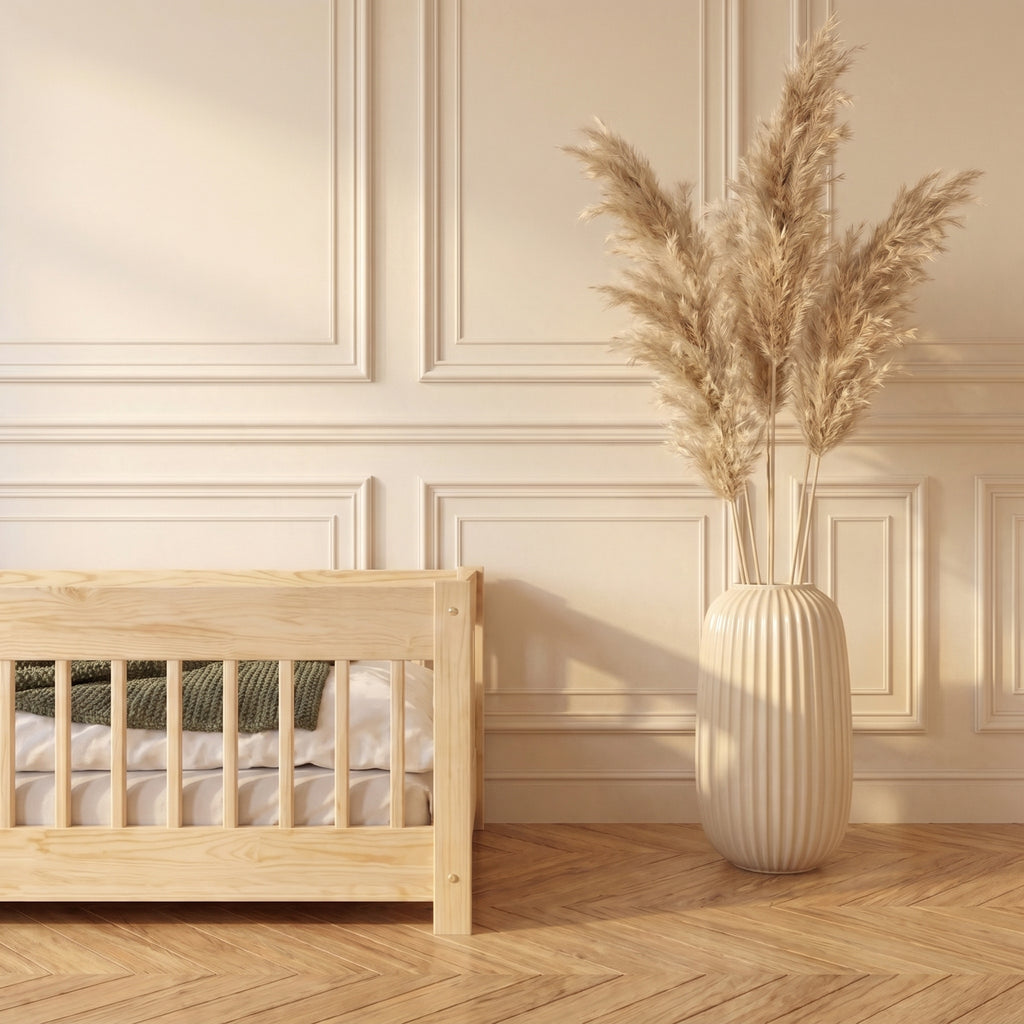 Lit au sol MILA dans une chambre d'enfant, bois naturel