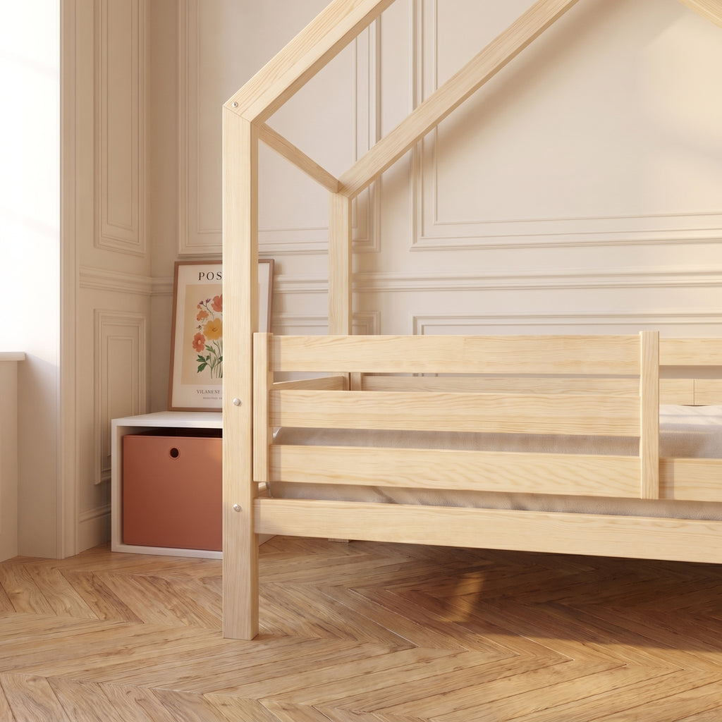Lit cabane enfant ZOE 90x190 cm placé contre un mur de chambre d'enfant
