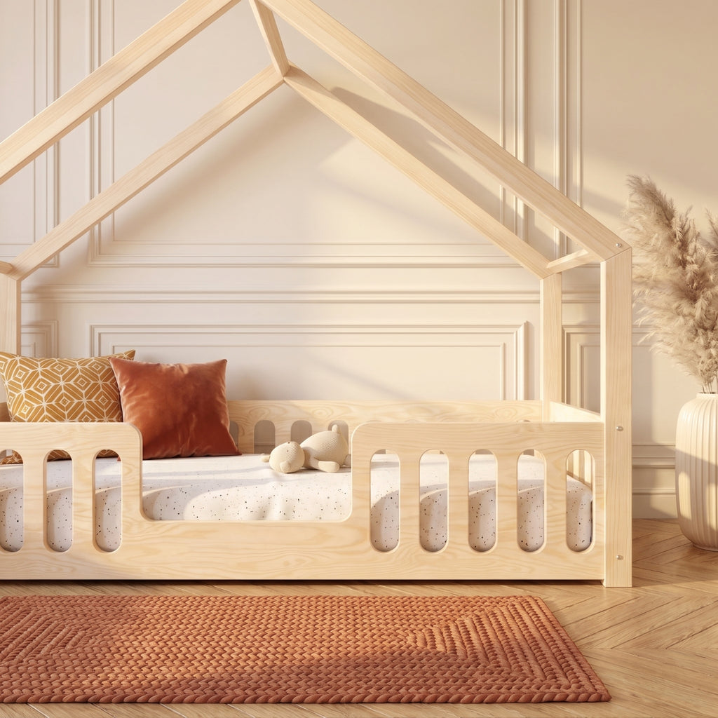 Lit cabane LÉOPOLD surélevé de 20 cm dans une chambre d'enfant