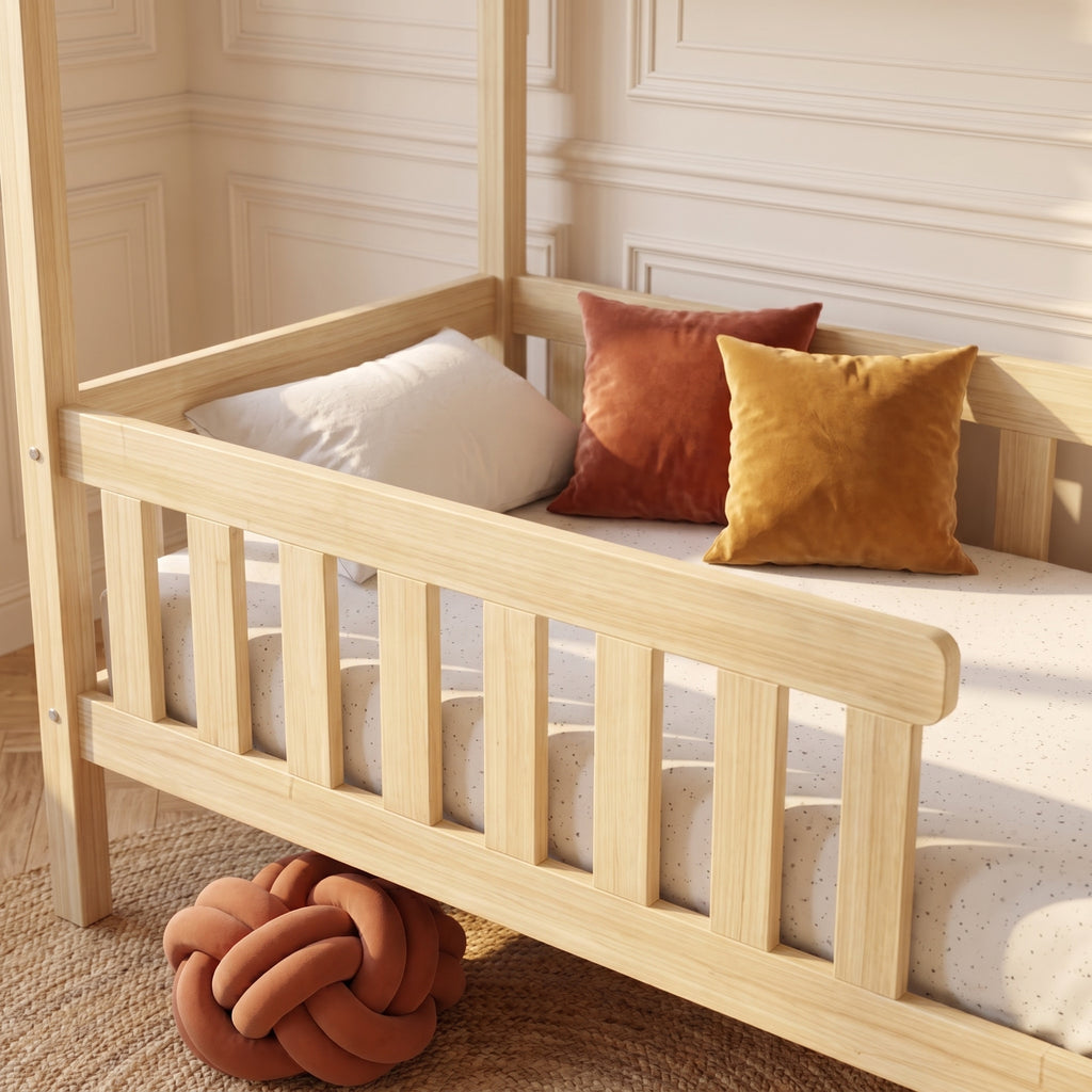 Lit cabane MARCEAU installé dans une chambre d'enfant