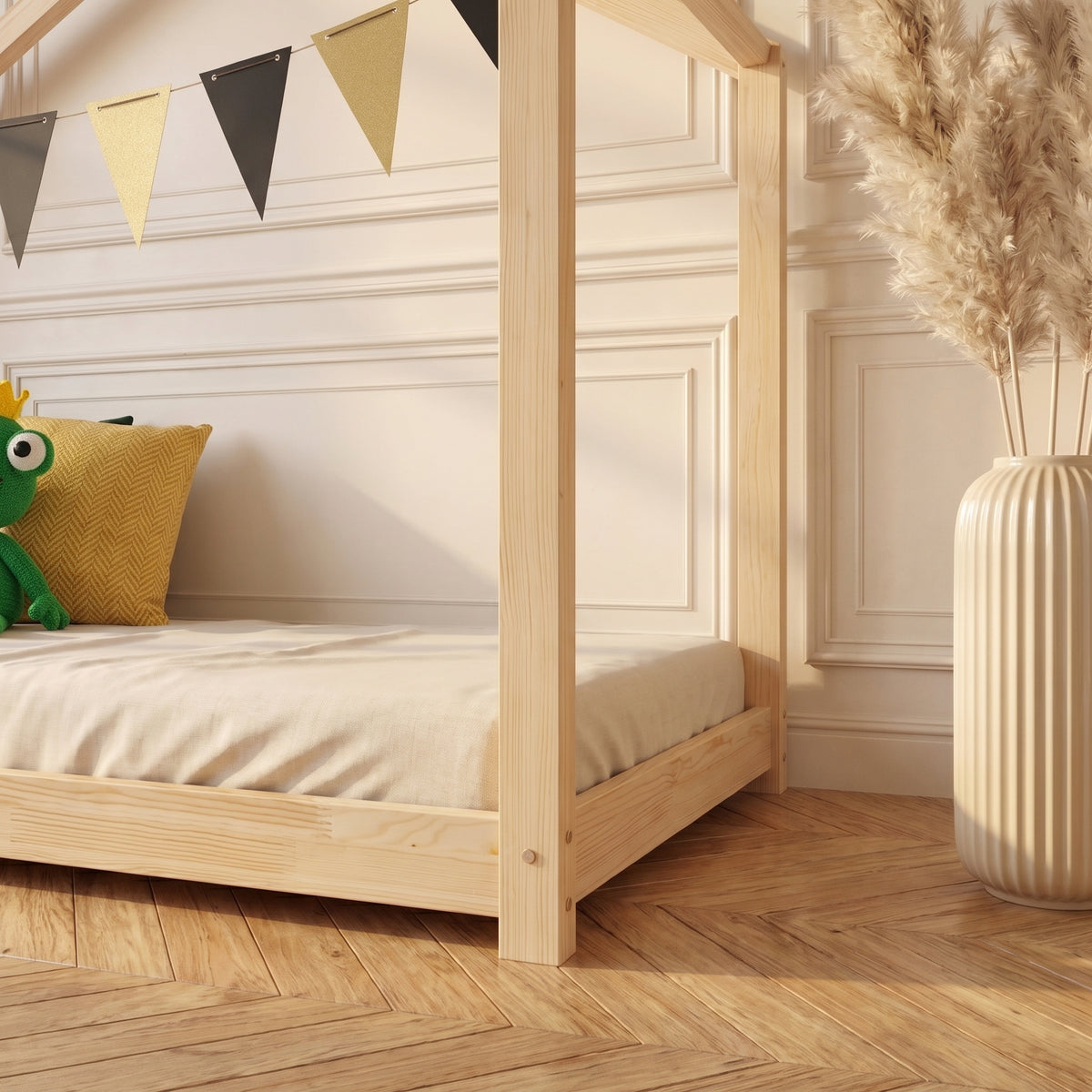 Charpente haute du lit cabane SOREN dans une chambre d'enfant
