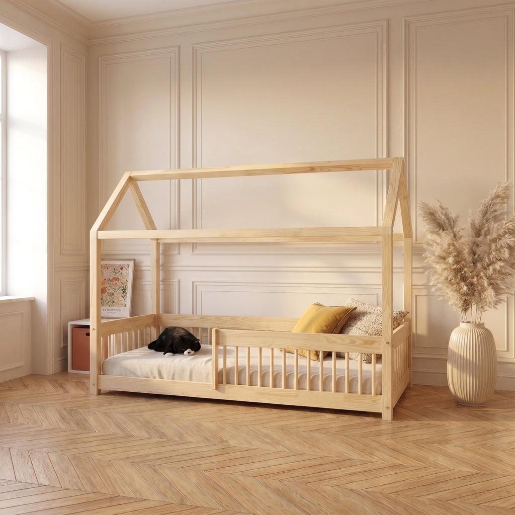 Lit cabane STELLA installé dans un angle de chambre d'enfant