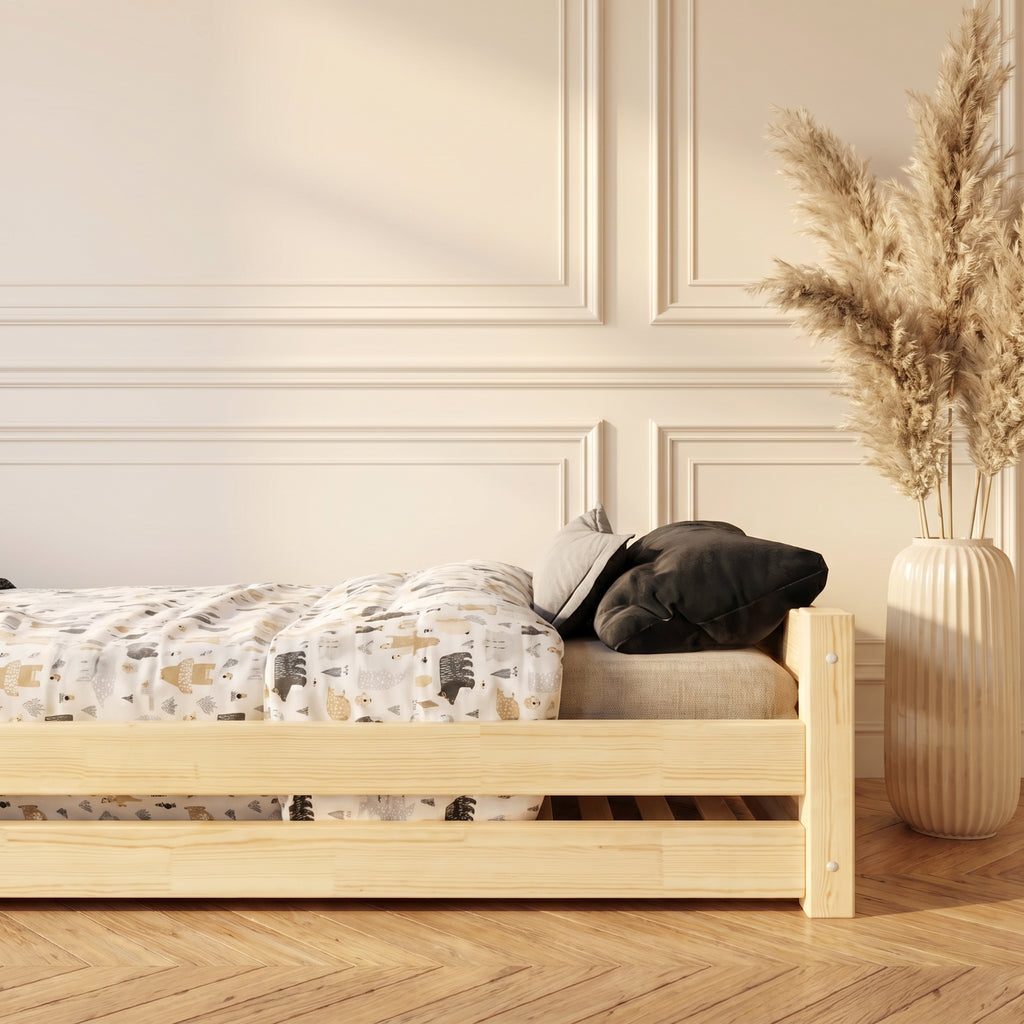 Lit Montessori LENI installé dans une chambre d'enfant