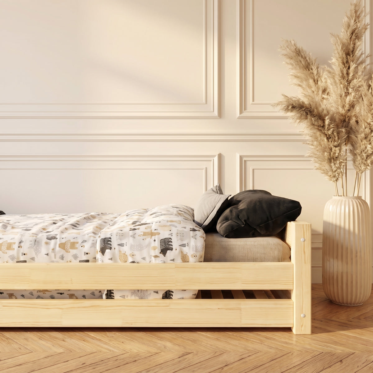 Lit Montessori LENI installé dans une chambre d'enfant